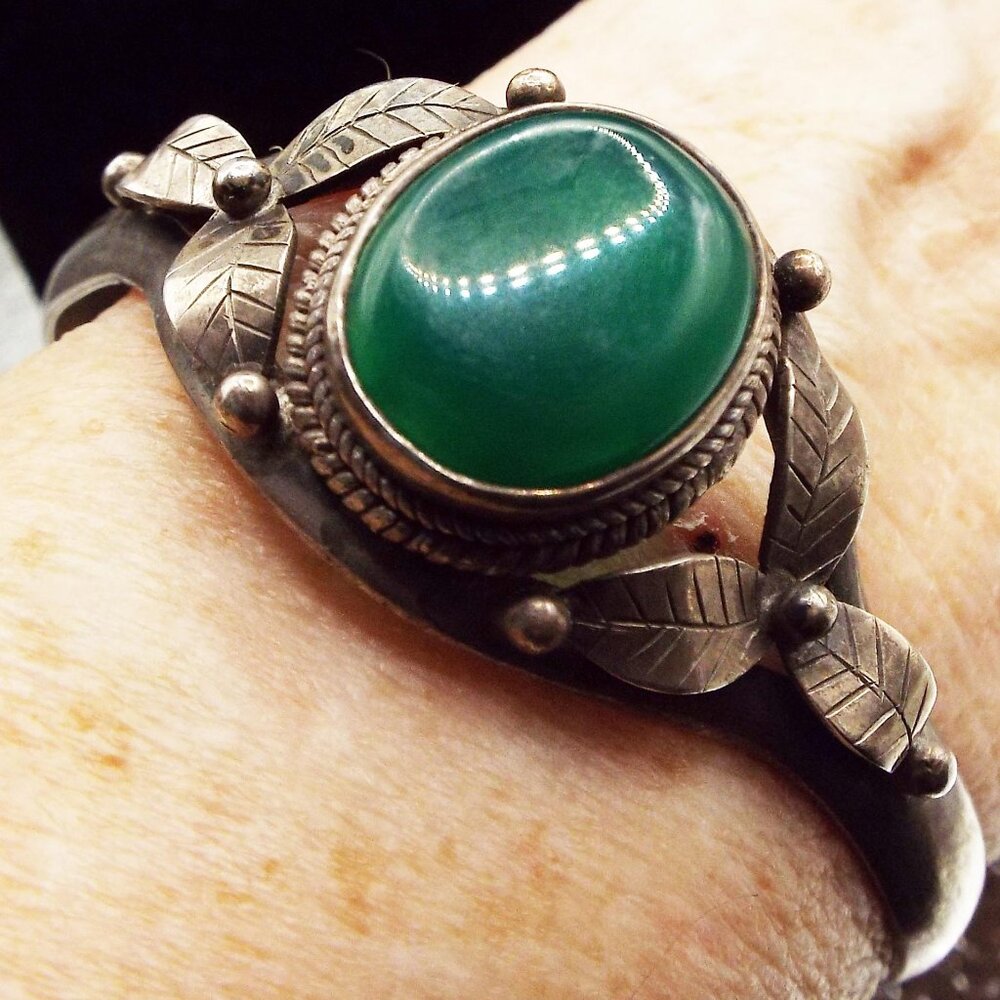 NAVAJO DINE' ANTIQUE SANDCAST TRILLIUM LEAVE OVAL MALACHITE STONE BRACELET 60 - Picture 3 of 7